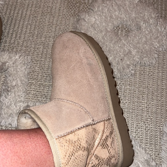 UGGS - Picture 2 of 4